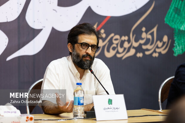 بهروز شعیبی مدیر طرح و ایده پرداز  در حال پاسخگویی به سوالات خبرنگاران حاظر در نشست خبری جشنواره تصویر دهم است 