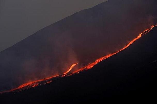 Italian volcano erupted, flights cancelled: report