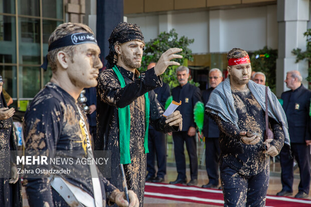 آئین اهتزاز پنج پرچم حرمین عتبات عالیات در برج میلاد تهران امروز ۲۴ مردادماه با حضور حجت‌الاسلام محمد قمی، رئیس سازمان تبلیغات اسلامی؛ محمدامین توکلی‌زاده، معاون فرهنگی و اجتماعی شهرداری تهران، نصیر عبدالمحسن عبدالله، سفیر کشور عراق در ایران و خادمان عتبات عالیات برگزار شد