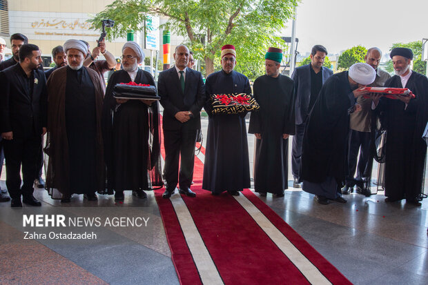 آئین اهتزاز پنج پرچم حرمین عتبات عالیات در برج میلاد تهران امروز ۲۴ مردادماه با حضور حجت‌الاسلام محمد قمی، رئیس سازمان تبلیغات اسلامی؛ محمدامین توکلی‌زاده، معاون فرهنگی و اجتماعی شهرداری تهران، نصیر عبدالمحسن عبدالله، سفیر کشور عراق در ایران و خادمان عتبات عالیات برگزار شد