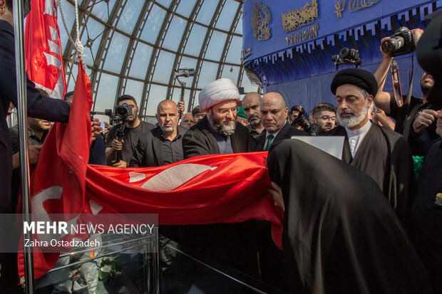 آئین اهتزاز پنج پرچم حرمین عتبات عالیات در برج میلاد تهران امروز ۲۴ مردادماه با حضور حجت‌الاسلام محمد قمی، رئیس سازمان تبلیغات اسلامی؛ محمدامین توکلی‌زاده، معاون فرهنگی و اجتماعی شهرداری تهران، نصیر عبدالمحسن عبدالله، سفیر کشور عراق در ایران و خادمان عتبات عالیات برگزار شد