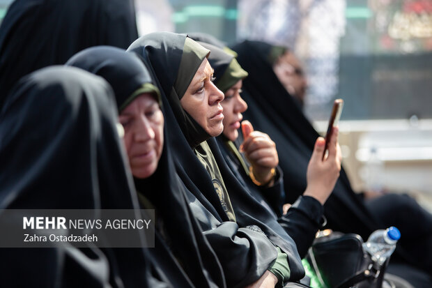 آئین اهتزاز پنج پرچم حرمین عتبات عالیات در برج میلاد تهران امروز ۲۴ مردادماه با حضور حجت‌الاسلام محمد قمی، رئیس سازمان تبلیغات اسلامی؛ محمدامین توکلی‌زاده، معاون فرهنگی و اجتماعی شهرداری تهران، نصیر عبدالمحسن عبدالله، سفیر کشور عراق در ایران و خادمان عتبات عالیات برگزار شد