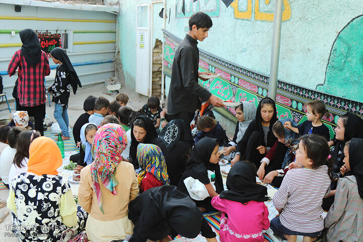 Hanifa providing education for Afghan refugee kids