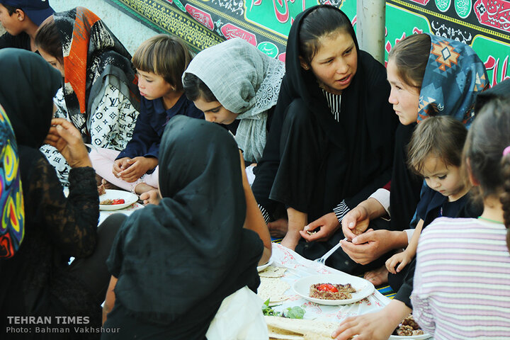 Hanifa providing education for Afghan refugee kids