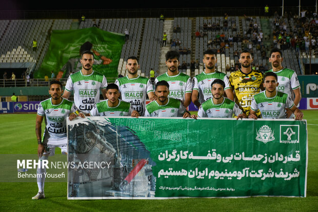 دیدار تیم‌های فوتبال آلومینیوم اراک با استقلال خوزستان