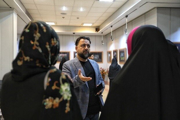 نمایشگاه عکس «خیمههای سوخته» در قم آغاز به کار کرد