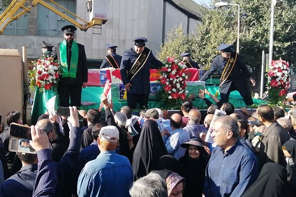 بدرقه شهدای حمله تروریستی توسط مردم شیراز/ راه شهدا ادامه دارد