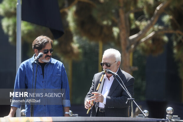 محمد موسوی و حسام الدين سراج در مراسم تشییع پیکر محمدعلى اسماعیلی نوازنده پیشکسوت موسیقی حضور دارند