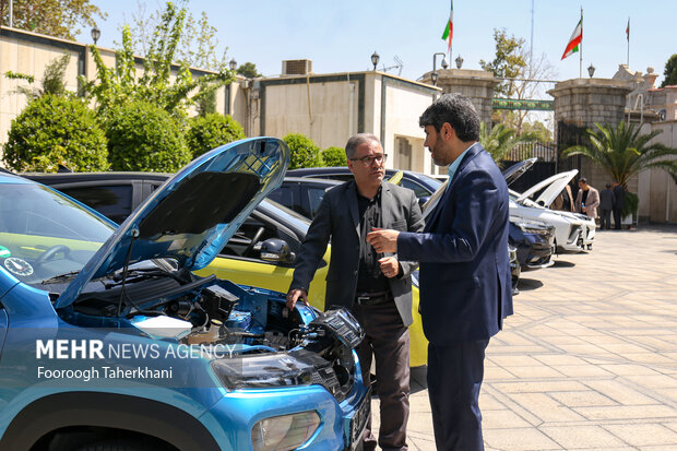 Iran unveils hybrid vehicles for public transportation
