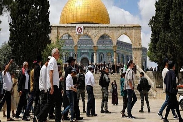 صہیونیوں کا مسجد اقصی پر حملہ، متعدد فلسطینی جوان گرفتار