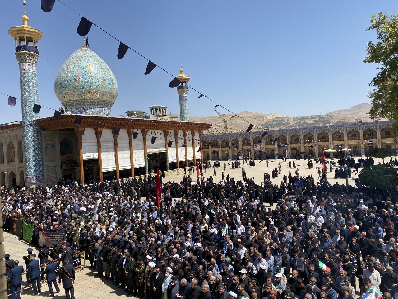 بدرقه شهدای حمله تروریستی توسط مردم شیراز/ راه شهدا ادامه دارد