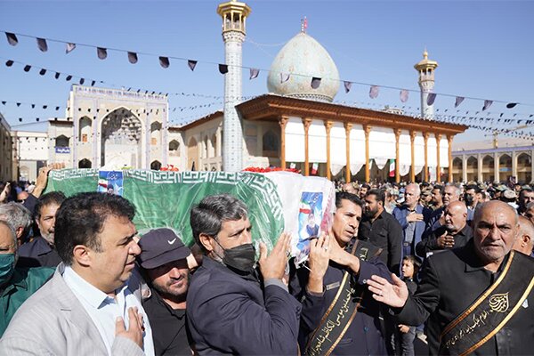 بدرقه شهدای حمله تروریستی توسط مردم شیراز/ راه شهدا ادامه دارد