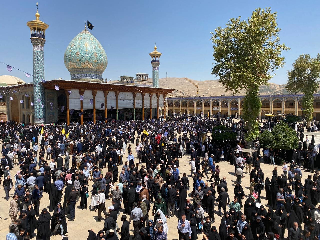 بدرقه شهدای حمله تروریستی توسط مردم شیراز/ راه شهدا ادامه دارد