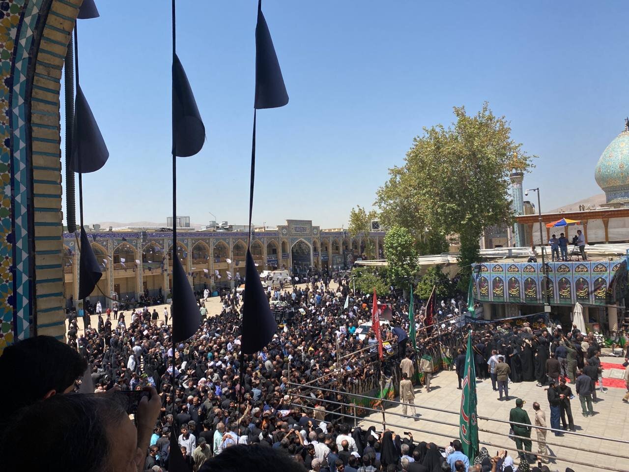 بدرقه شهدای حمله تروریستی توسط مردم شیراز/ راه شهدا ادامه دارد