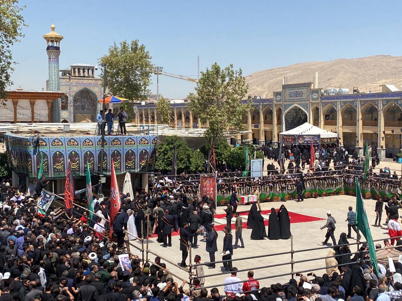 بدرقه شهدای حمله تروریستی توسط مردم شیراز/ راه شهدا ادامه دارد