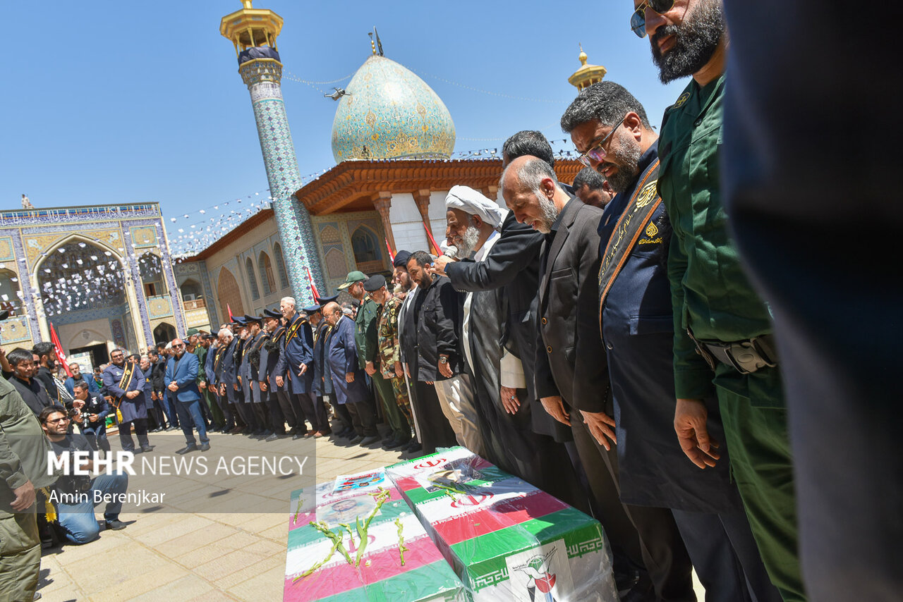 بدرقه شهدای حمله تروریستی توسط مردم شیراز/ راه شهدا ادامه دارد