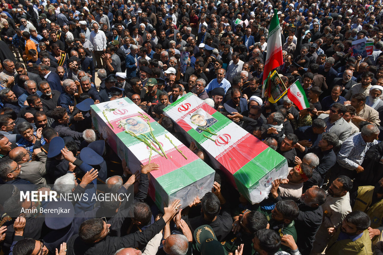 بدرقه شهدای حمله تروریستی توسط مردم شیراز/ راه شهدا ادامه دارد