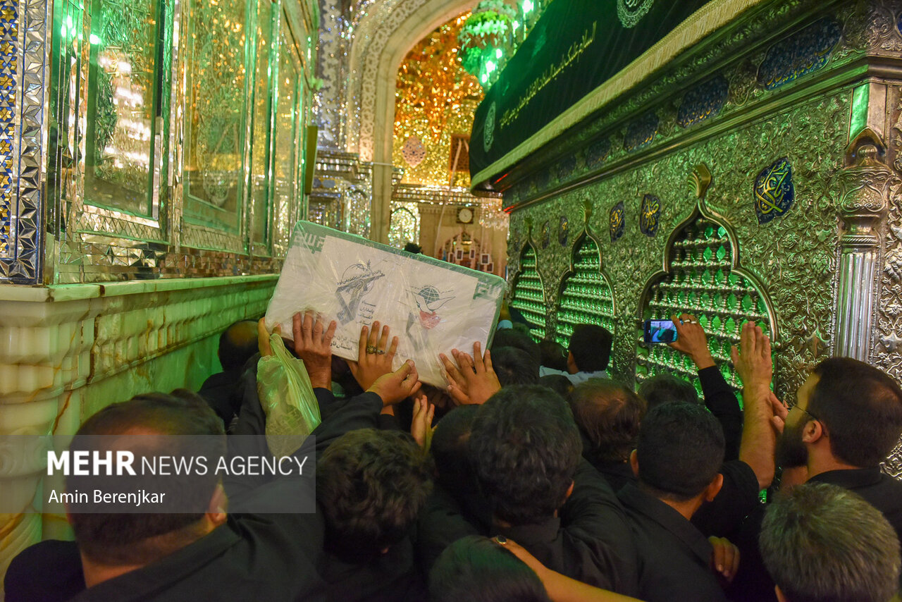 بدرقه شهدای حمله تروریستی توسط مردم شیراز/ راه شهدا ادامه دارد