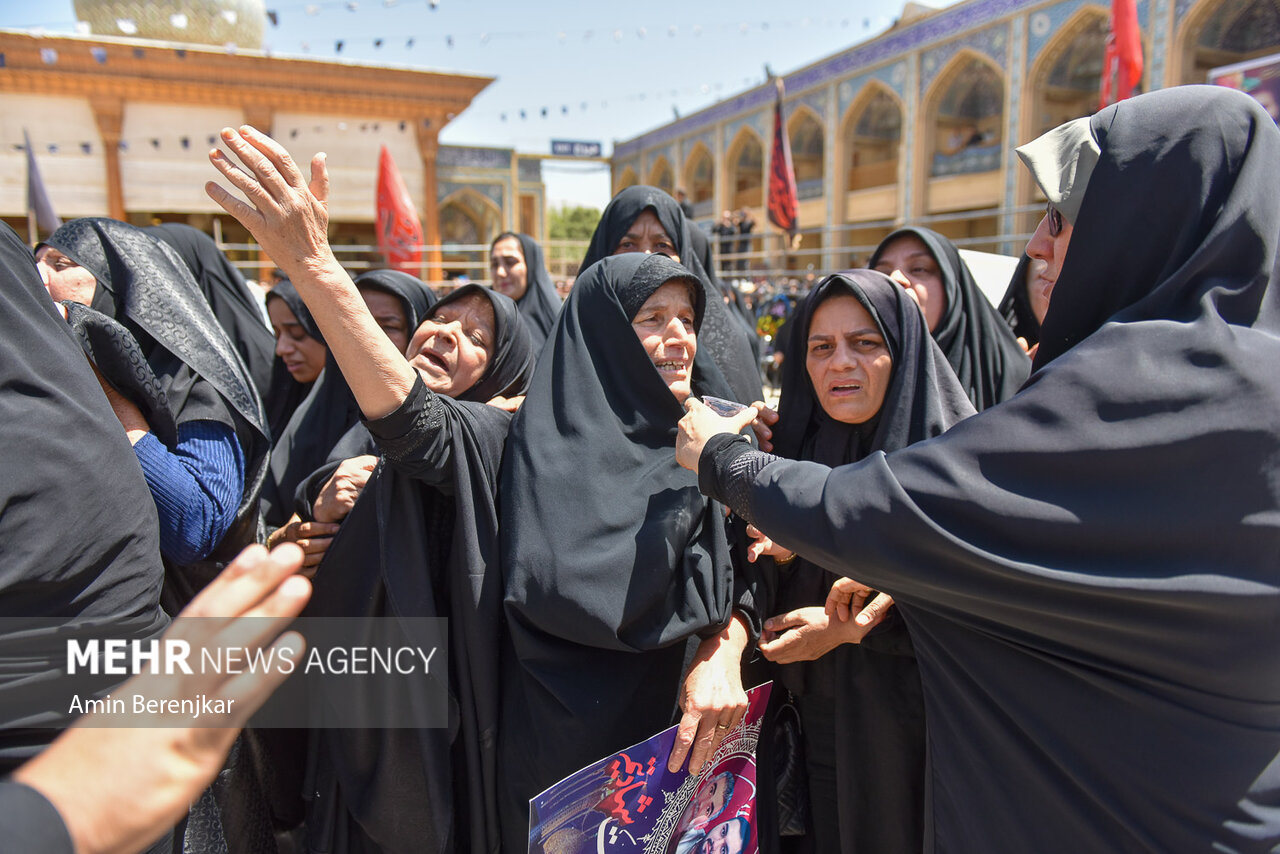 بدرقه شهدای حمله تروریستی توسط مردم شیراز/ راه شهدا ادامه دارد
