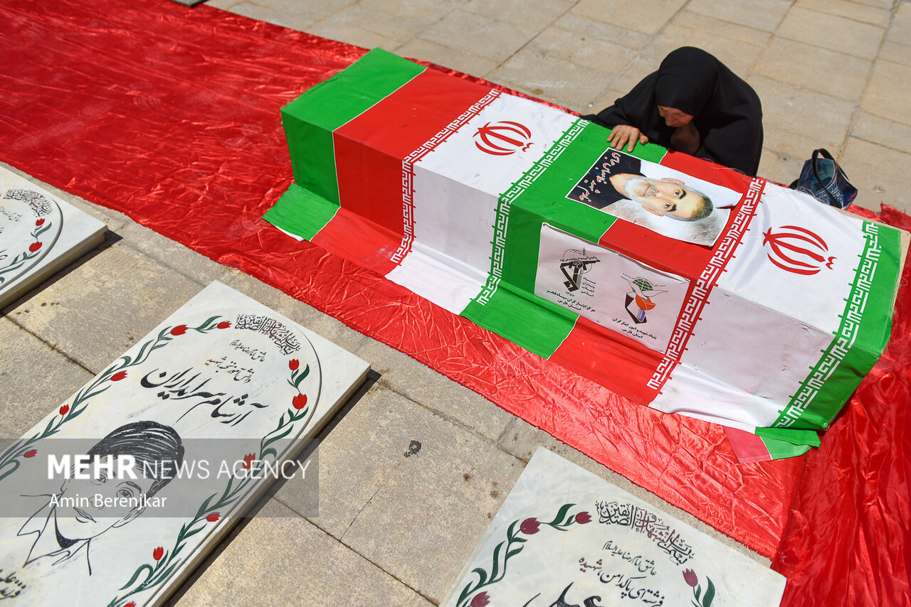 بدرقه شهدای حمله تروریستی توسط مردم شیراز/ راه شهدا ادامه دارد