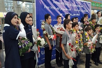 حشود من الإيرانيين تستقبل فريق بلادهم للروبوتات بعد فوزه بالمرتبة الثانية عالمياً