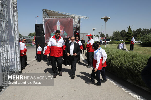 غلامحسین اسماعیلی مسئول دفتر رئیس جمهور و پیرحسین کولیوندرئیس جمعیت هلال احمر در مراسم آیین بدرقه کاروان بهداشت،درمان و امداد نجات اربعین حسینی(ع) حضور دارند