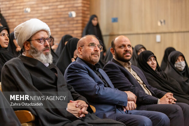 محمد باقر قالیباف رئیس مجلس شورای اسلامی در دیدار جمعی از بانوان موکب دار اربعین حضور دارد