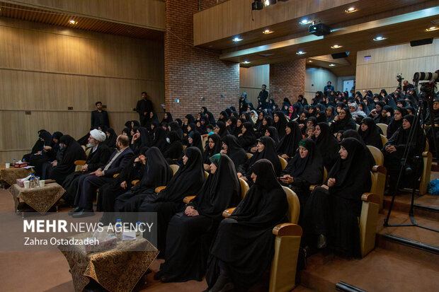 دیدار جمعی از بانوان موکب دار اربعین با رئیس مجلس شورای اسلامی 17