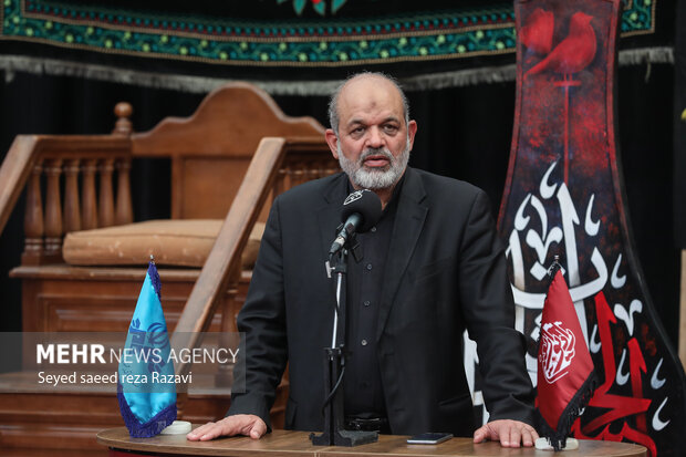 احمد وحیدی وزیر کشور در حال سخنرانی در مراسم افتتاحیه رادیو اربعین است