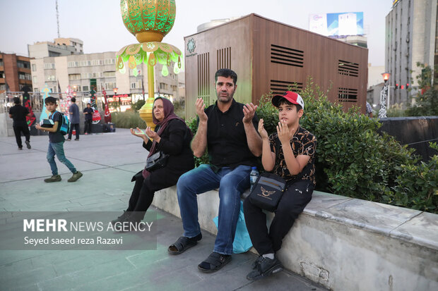 مراسم افتتاحیه رادیو اربعین بعدازظهر امروز پنج شنبه ۲۶ مرداد ماه ۱۴۰۲ با حضور احمد وحیدی وزیر کشور و با سخنرانی شیخ حسین انصاریان و مداحی محمدحسین پویانفر و جمعی از مسئولین کمیته اربعین در خیمه بزرگ هنرهای عاشورایی میدان هفت تیر برگزار شد