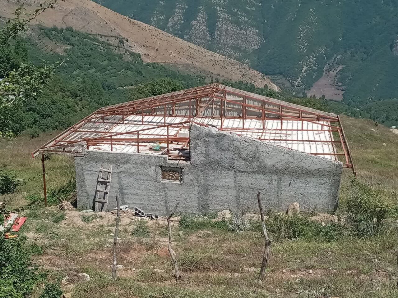 تخریب بنای مسکونی غیرمجاز در گلوگاه رحیم آباد رودسر تخریب بنای مسکونی غیرمجاز در گلوگاه رحیم آباد رودسر