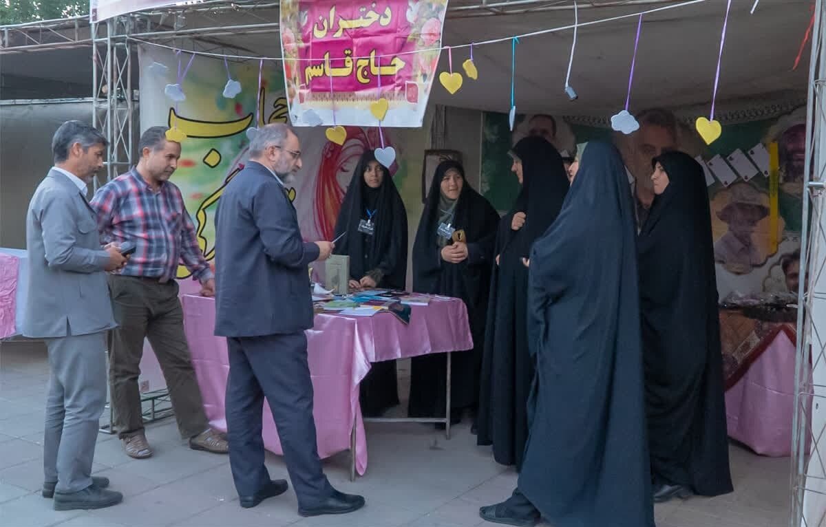نمایشگاه دستاوردهای تشکل‌های مردم‌نهاد مرکزی در اراک افتتاح شد