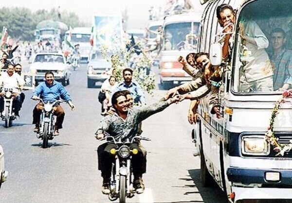 روایتی از بوسه نخستین اسرای ایرانی بر خاک وطن در مرزخسروی