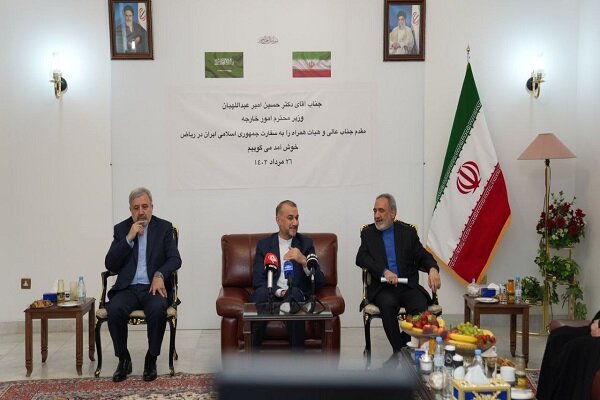 Emir Abdullahiyan Riyad'daki İran büyükelçiliğini ziyaret etti

