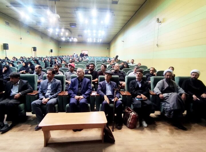 کتاب «تشییع یک تولد» در دلیجان رونمایی شد