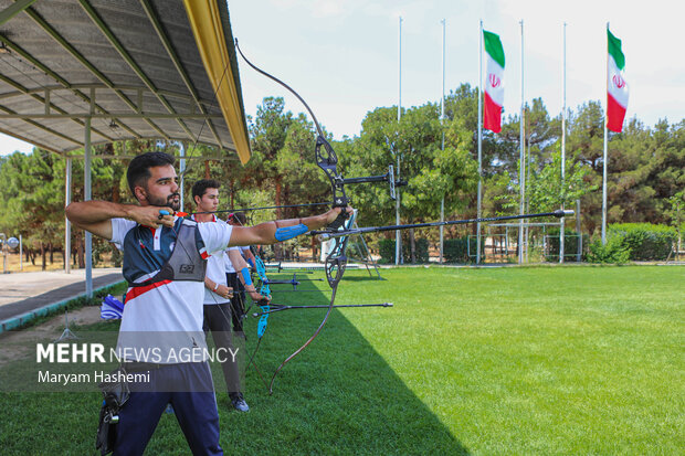 بازدید کیومرث هاشمی و محمودخسروی وفا از اردوی تیم ملی تیراندای 19