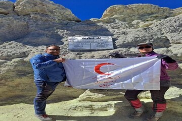 صعود نجاتگران هلال احمر سرایان به بام ایران/ قله «دماوند» فتح شد
