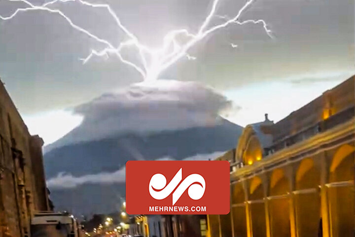 VIDEO: Moment when lightning strikes Volcano in Guatemala