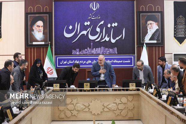 علیرضا فخاری استاندار تهران در حال خروج از  محل برگزاری نشست استاندار تهران با سازمان‌های مردم نهاد است