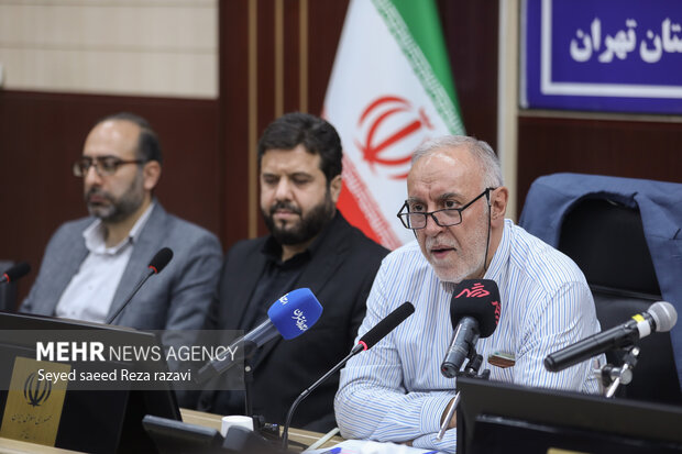 علیرضا فخاری استاندار تهران در حال سخنرانی در مراسم نشست استاندار تهران با سازمان‌های مردم نهاد است