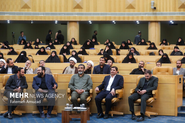 نخستین اجلاسیه ملی مردمی سازی دولت با حضور محمد مخبر معاون اول رئیس جمهور و علی اکبر احمدیان دبیر شورای عالی امنیت در سالن اجلاس سران برگزار شد