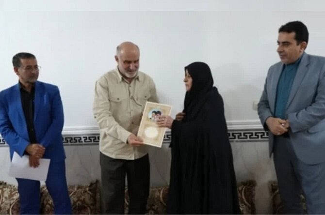 استاندار بوشهر به دیدار خانواده شهیدان رستمی رفت