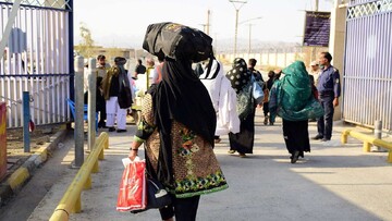 سجده شکر زائران پاکستانی بر خاک ایران اسلامی