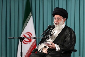 قائد الثورة الإسلامية: طريقة مواجهة الأعداء هي مواصلة طريق الشهداء