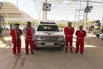 استقرار تیم امداد و نجات هلال احمر در پایانه مرزی خسروی/حضور امدادگران در جاده‌های کرمانشاه