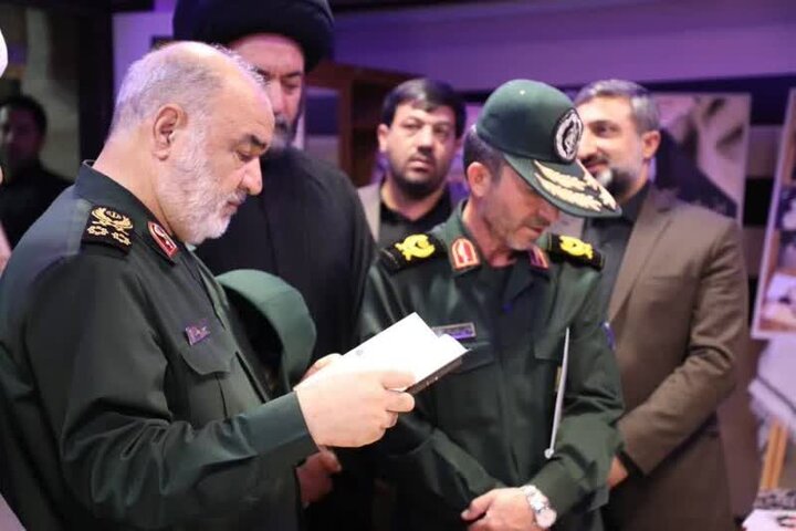 کتاب تحلیلی «قلم سرخ» در اردبیل رونمایی شد کتاب تحلیلی «قلم سرخ» در اردبیل رونمایی شد