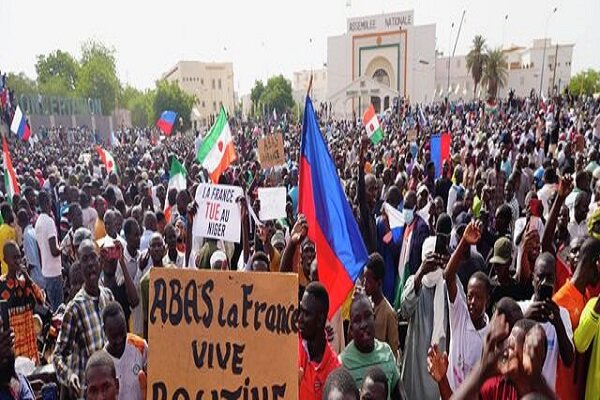Pro-coup rally in Niger after threat of military intervention