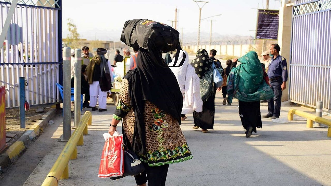 سجده شکر زائران پاکستانی بر خاک ایران اسلامی - خبرگزاری مهر | اخبار ...