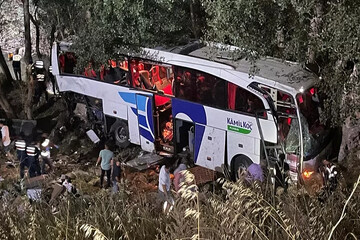 Dozens killed, injured in Turkey as bus falls into ravine - Mehr News Agency