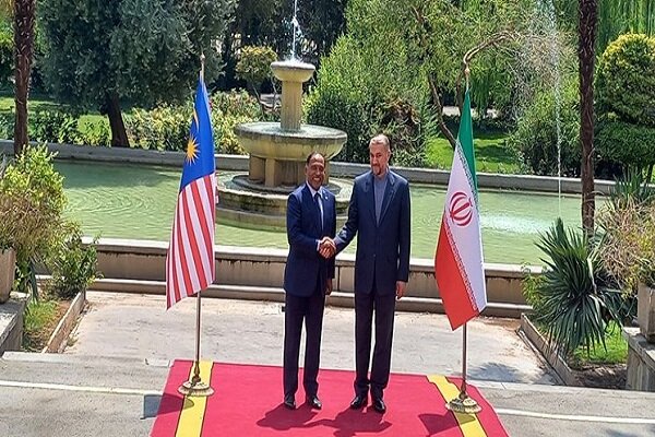 VIDEO: Iran FM welcomes Malaysian counterpart